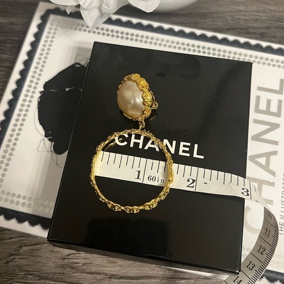 BEAUTIFUL Chanel Vintage XL Gold Pearl Hoop Clip On Earrings - Picture 7 of 13